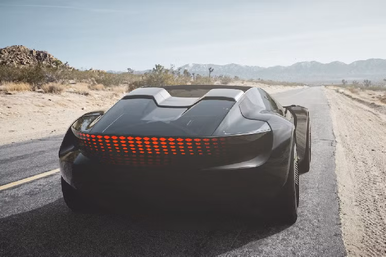 Ốp nội thất sử dụng chất liệu gỗ Bạch Đàn. Với chế độ lái tự động GT, vô lăng và bàn đạp ga thắng được ẩn đi. Người dùng chỉ có thể thao tác trên màn hình cảm ứng kích thước 55.7 inch.