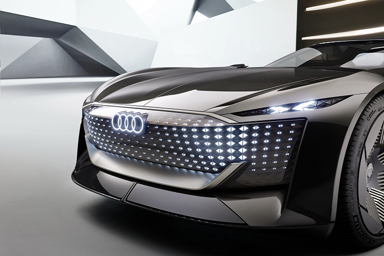 Mâm xe kích thước 23 inch lấy cảm hứng từ loại nan hoa cổ điển. Thiết kế này còn đóng vai trò lớn trong tính khí động học của xe cũng như khả năng làm mát của hệ thống phanh.