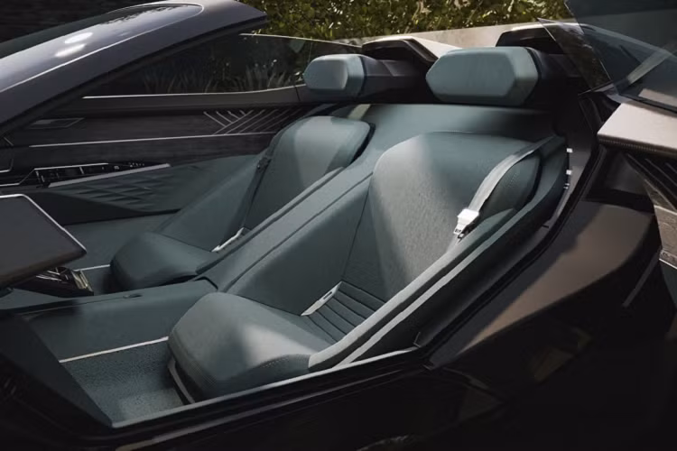  Audi Skysphere Concept sử dụng một động cơ điện với công suất 632 mã lực và mô-men xoắn 750 Nm. Xe có khả năng tăng tốc từ 0 lên 100 km/h trong 4 giây. Hệ thống điện trên xe sử dụng bộ pin 80 kWh, với khả năng di chuyển tối đa một quãng đường dài 500 km với chỉ một lần sạc. Khối lượng của xe vào khoảng 1.800 kg. 