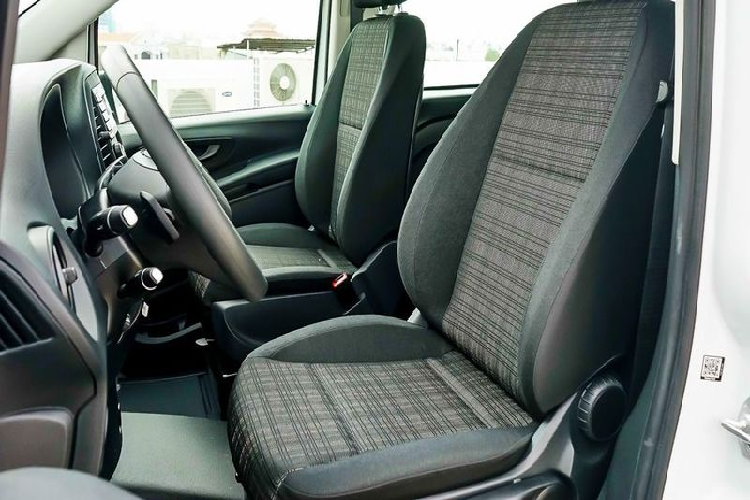 Các trang bị ngoại thất khác của xe cũng rất cơ bản như đèn pha halogen, đèn sau dùng bóng dây tóc, lưới tản nhiệt, kính chiếu hậu, tay nắm cửa đều là màu đen, không có bất kì chi tiết mạ crôm nào ngoài logo Mercedes, trong khi đó nội thất xe chỉ có ghế bọc vải, vô lăng trơn không bọc da, đầu giải trí đơn giản, và rất ít các chi tiết mạ crôm. Nếu không quá quan trọng về thương hiệu thì rõ ràng Kia Carnival 2022 bản cao cấp nhất "đáng tiền" hơn hẳn Mercedes-Benz Vito Tourer 121.