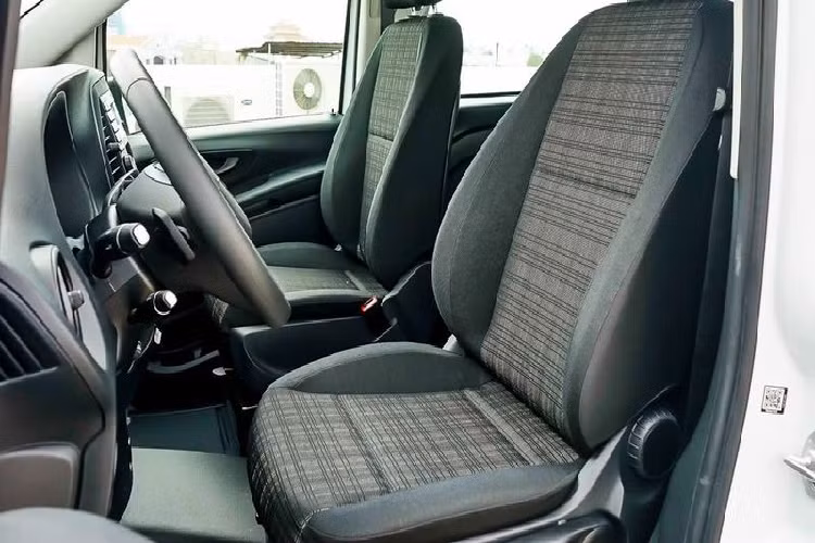 Các trang bị ngoại thất khác của xe cũng rất cơ bản như đèn pha halogen, đèn sau dùng bóng dây tóc, lưới tản nhiệt, kính chiếu hậu, tay nắm cửa đều là màu đen, không có bất kì chi tiết mạ crôm nào ngoài logo Mercedes, trong khi đó nội thất xe chỉ có ghế bọc vải, vô lăng trơn không bọc da, đầu giải trí đơn giản, và rất ít các chi tiết mạ crôm. Nếu không quá quan trọng về thương hiệu thì rõ ràng Kia Carnival 2022 bản cao cấp nhất "đáng tiền" hơn hẳn Mercedes-Benz Vito Tourer 121.