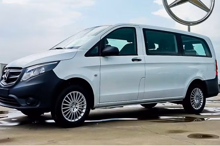  1. Mercedes-Benz Vito Tourer 121 8 chỗ giá 1,849 tỷ đồng Mercedes-Benz Vito Tourer 121 là mẫu xe đa dụng dành riêng cho gia đình với 8 chỗ ngồi với giá bán 1,849 tỷ đồng. Tuy nhiên, với mức giá khá "ngon" cho một chiếc xe đến từ thương hiệu nổi tiếng như Mercedes-Benz, Vito Tourer 121 đi kèm với trang bị khá sơ sài". Xe sử dụng máy xăng 2.0L cho công suất 211 mã lực và có mô-men xoắn cực đại 350 Nm. Vito Tourer 121 chỉ có bộ mâm sắt tiêu chuẩn, để sở hữu bộ mâm chính hãng, khách hàng phải chi thêm 79 triệu đồng nữa.