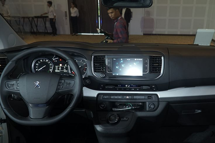 Các tính năng đáng chú ý trong nội thất gồm ghế bọc da cao cấp, hàng ghế thứ 2 và 3 có thể trượt, gập, xoay 180 độ và tháo rời, điều hoà tự động 2 vùng độc lập có cửa gió riêng biệt cho hàng ghế thứ 2 và 3, vô lăng đa chức năng, cụm đồng hồ kỹ thuật số, màn hình cảm ứng 7 inch, nhiều chi tiết crôm trang trí, hệ thống đèn nội thất tiện nghi, cửa sổ trời toàn cảnh, gương chiếu hậu được tích hợp tính năng chống chói, gương quan sát trẻ em...