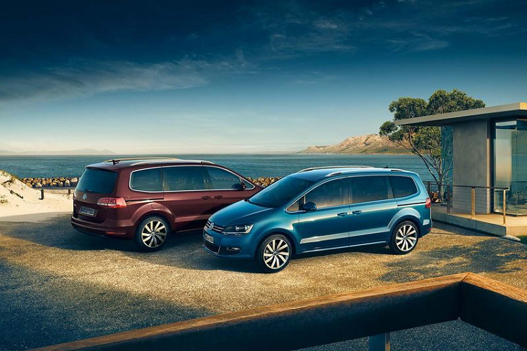  3. Volkswagen Sharan 7 chỗ giá 1,85 tỷ đồng Volkswagen Sharan sở hữu vẻ ngoài đơn giản, khác hẳn với vẻ trẻ trung cuốn hút của Kia Carnival 2022. Xe có giá bán niêm yết 1,85 tỷ đồng, tương đương với Carnival bản cao nhất. Tuy nhiên, nội thất của Sharan lại khá ấn tượng với các ghế bọc da Vienna cao cấp, hàng ghế trước hỗ trợ chỉnh điện 12 hướng, ghế lái có chức năng massage, vô lăng bọc da đa chức, cửa sổ trời Panorama, dàn âm thanh 8 loa cao cấp, điều hòa tự động 3 vùng độc lập cửa gió riêng, hệ thống giải trí Composition Media...