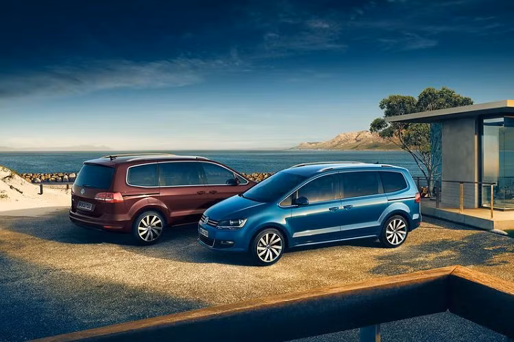  3. Volkswagen Sharan 7 chỗ giá 1,85 tỷ đồng Volkswagen Sharan sở hữu vẻ ngoài đơn giản, khác hẳn với vẻ trẻ trung cuốn hút của Kia Carnival 2022. Xe có giá bán niêm yết 1,85 tỷ đồng, tương đương với Carnival bản cao nhất. Tuy nhiên, nội thất của Sharan lại khá ấn tượng với các ghế bọc da Vienna cao cấp, hàng ghế trước hỗ trợ chỉnh điện 12 hướng, ghế lái có chức năng massage, vô lăng bọc da đa chức, cửa sổ trời Panorama, dàn âm thanh 8 loa cao cấp, điều hòa tự động 3 vùng độc lập cửa gió riêng, hệ thống giải trí Composition Media...