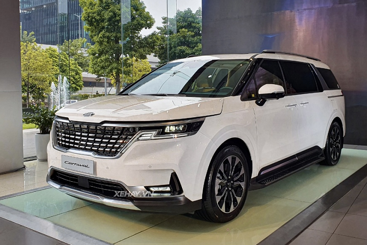 Phiên bản Kia Carnival 2022 cao cấp nhất này được trang bị động cơ xăng 3.5L sản sinh công suất 268 mã lực và mô-men xoắn cực đại 331 Nm, kết hợp hộp số tự động 8 cấp và hệ dẫn động cầu trước. 2.