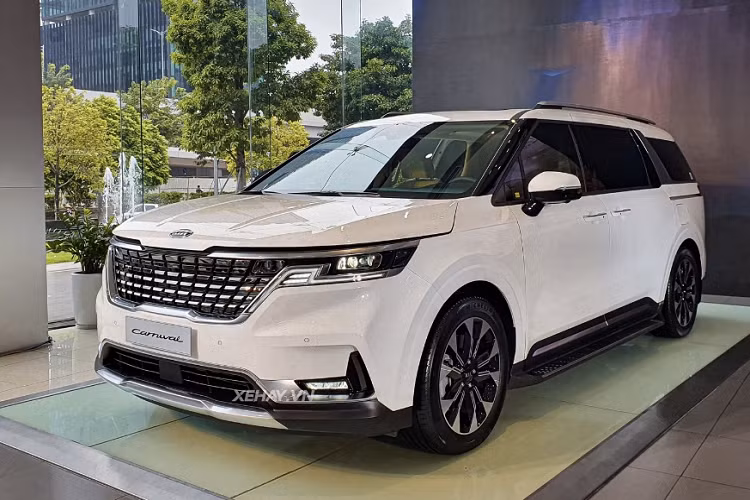 Phiên bản Kia Carnival 2022 cao cấp nhất này được trang bị động cơ xăng 3.5L sản sinh công suất 268 mã lực và mô-men xoắn cực đại 331 Nm, kết hợp hộp số tự động 8 cấp và hệ dẫn động cầu trước. 2.