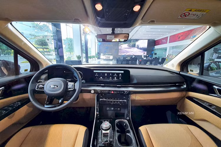 Chưa hết, Carnival 2022 cũng gây ấn tượng vì có thiết kế trẻ trung, mạnh mẽ và khả năng vận hành linh hoạt trên mọi địa hình... Chính vì vậy, để tìm được đối thủ "ngang tài ngang sức" với Kia Carnival 2022 tại Việt Nam không hề dễ. Sau đây một vài cái tên người tiêu dùng có thể cân nhắc nếu không muốn mua Kia Carnival 3.5G Signature 2022.