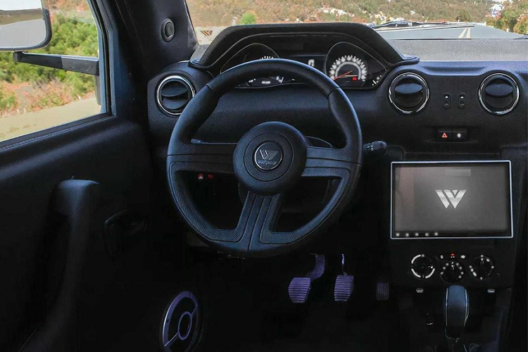 Một điểm yếu khó tranh cãi của mẫu xe Tunisia này là nội thất, cho dù khách hàng cũng có thể nâng cấp với loa phía trước, ghế êm ái hơn, cách âm bổ sung, bệ tì tay, và một màn hình cảm ứng, với chi phí khoảng 700 USD.