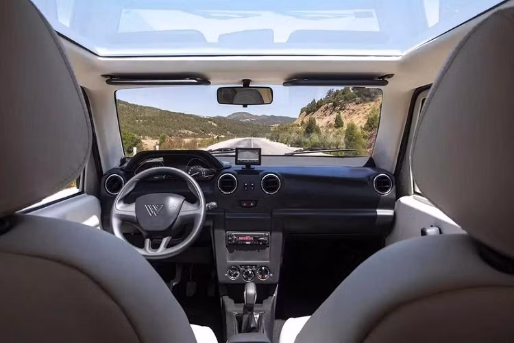 Tuy nhiên, những khách hàng muốn nhiều hơn cũng không bị bỏ mặc vì giá có thể tăng hơn gấp đôi, nhờ danh sách các tùy chọn phong phú. Nhà sản xuất đưa ra các nâng cấp về ngoại thất bao gồm đèn pha và đèn sương mù LED, cảm biến đi lùi, camera nhìn phía sau, la-zăng cỡ 16 inch, và nhiều lựa chọn màu sắc ngoại thất táo bạo bao gồm cả màu hồng và tím.