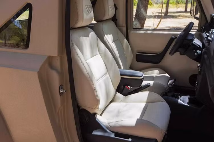 Thông số kỹ thuật của chiếc xe giá rẻ này đương nhiên không thể gây ấn tượng mạnh, nhưng nó cũng không gây thất vọng. Iris có trang bị một động cơ 3 xi-lanh dung tích 1.2 lít sản sinh 82 mã lực, với tốc độ tối đa 158 km một giờ. Con số này rõ ràng là “con muỗi” khi so với một chiếc AMG, nhưng thế đã là đủ mạnh đối với đa số mọi người.