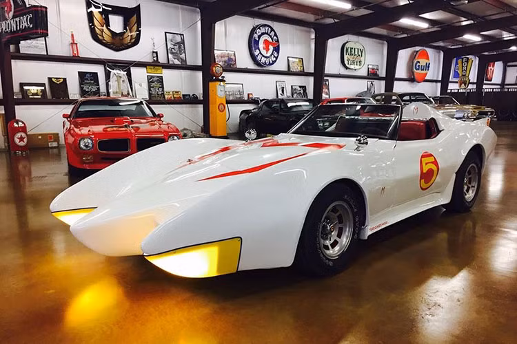 Chiếc xe sử dụng bộ la-zăng 15 inch bọc trong lốp BFGoodrich, và nó di chuyển bằng sức mạnh của một động cơ V8 dung tích 5.7 lít kết hợp với hộp số tự động 3 cấp. Giá xe Corvette Speed Racer Mach 5 cụ thể này đang được rao bán khoảng 86.900 USD (tương đương hơn 2 tỷ đồng), và được mô tả ở tình trạng chưa qua sử dụng.