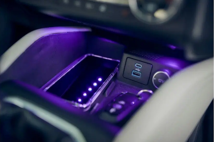 Ở những nơi khác, cabin xe có trang trí nội thất bền vững với “màu sắc tự nhiên và các chi tiết thiết kế tận tâm”. Thêm vào đó là hệ thống âm thanh B&amp;O sống động với loa trong gối tựa đầu, có thể tạo ra danh sách phát phù hợp dựa theo tình huống và vị trí. Ví dụ, nó sẽ phát nhạc êm dịu trong lúc bạn đang chờ tắc đường.