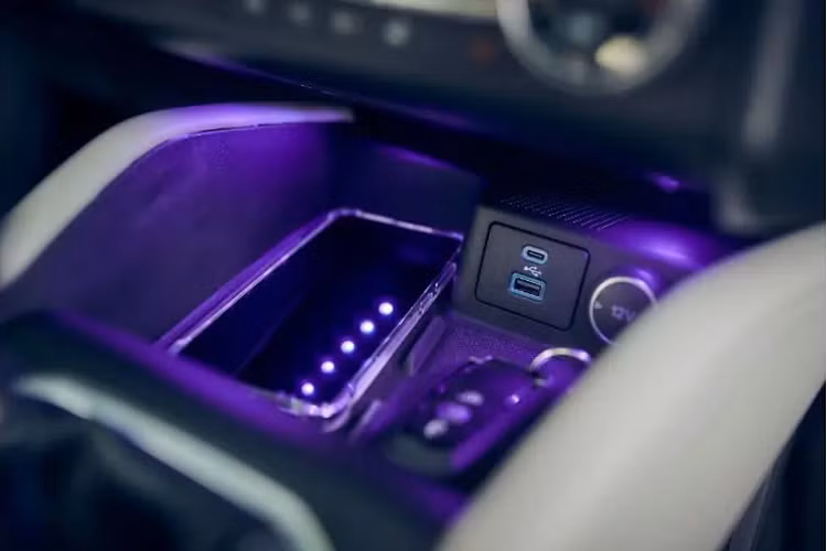 Ở những nơi khác, cabin xe có trang trí nội thất bền vững với “màu sắc tự nhiên và các chi tiết thiết kế tận tâm”. Thêm vào đó là hệ thống âm thanh B&amp;O sống động với loa trong gối tựa đầu, có thể tạo ra danh sách phát phù hợp dựa theo tình huống và vị trí. Ví dụ, nó sẽ phát nhạc êm dịu trong lúc bạn đang chờ tắc đường.