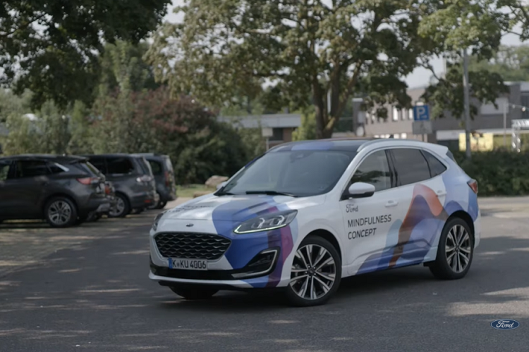 Mẫu concept này thậm chí còn có thể theo dõi sức khỏe của bạn thông qua một thiết bị đeo trên người để theo dõi nhịp tim cũng như các chỉ số sinh lý khác. Điều này giúp kích hoạt các tính năng khác nhau của xe bao gồm ghế lái đặc biệt với 4 bộ truyền động có thể kích thích phía lưng của bạn.