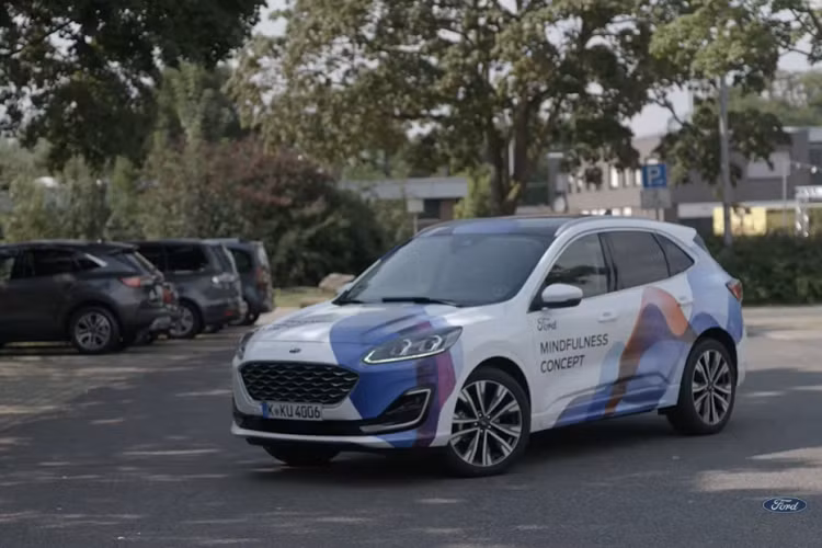 Mẫu concept này thậm chí còn có thể theo dõi sức khỏe của bạn thông qua một thiết bị đeo trên người để theo dõi nhịp tim cũng như các chỉ số sinh lý khác. Điều này giúp kích hoạt các tính năng khác nhau của xe bao gồm ghế lái đặc biệt với 4 bộ truyền động có thể kích thích phía lưng của bạn.