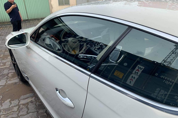 Bên trong khoang lái của chiếc Coupe siêu sang Bentley Continental GT V8 mới xuất hiện tại Thái Nguyên có màu trắng-đen. Nội thất xe còn được trang bị màn hình trung tâm cảm ứng kích thước lớn được ẩn giấu một cách tinh tế bên trong bảng táp-lô ốp gỗ và bên dưới là một chiếc đồng hồ cơ đặt ngay vị trí trung tâm, cần số điện tử cỡ lớn.