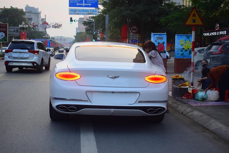 Động cơ kết hợp cùng hộp số tự động 8 cấp, nhờ đó mà chiếc Coupe siêu sang thể thao Bentley Continental GT V8 thế hệ mới có thể đua nước rút từ vị trí xuất phát lên 100 km/h chỉ trong thời gian 4 giây trước khi đạt vận tốc tối đa 319 km/h