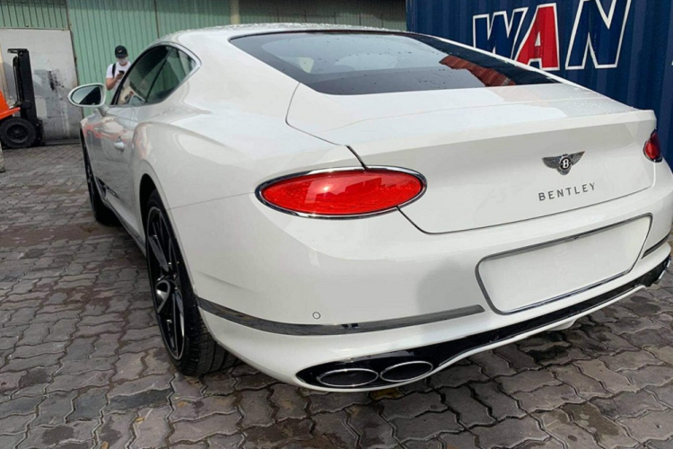 Chiếc Bentley Continental GT V8 xuất hiện tại Thái Nguyên trong những ngày Xuân thuộc thế hệ thứ 3 và có giá bán không dưới 18 tỷ đồng tại Việt Nam. Ngoài ra, xe còn thuộc phiên bản kỷ niệm 100 năm ra đời hãng Bentley với một số điểm nhấn rất dễ nhận ra như logo Bentley có thêm năm 1919 với 2019.