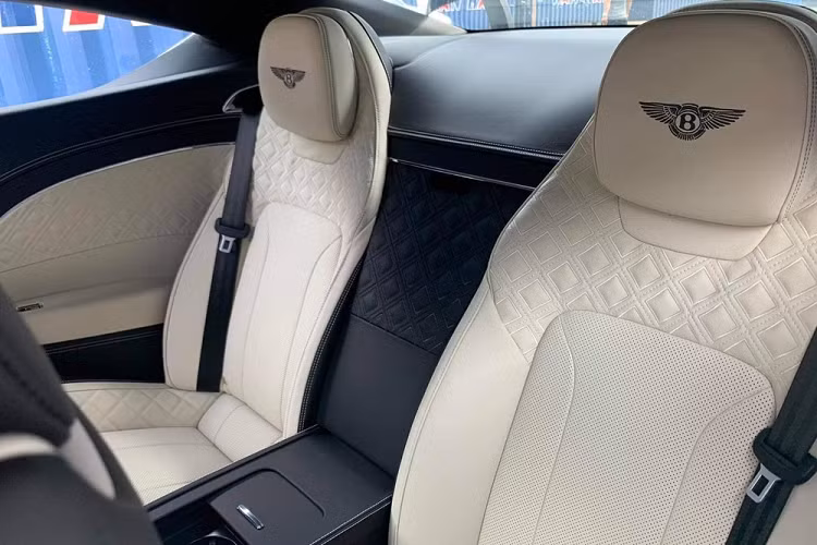 Bù lại, mức giá bán của Coupe siêu sang Bentley Continental GT V8 cũng mềm hơn so với bản W12. Bên cạnh đó, Bentley Continental GT V8 2020 sử dụng động cơ V8, dung tích 4.0 lít nên mức thuế cũng tốt hơn rất nhiều so với bản W12.