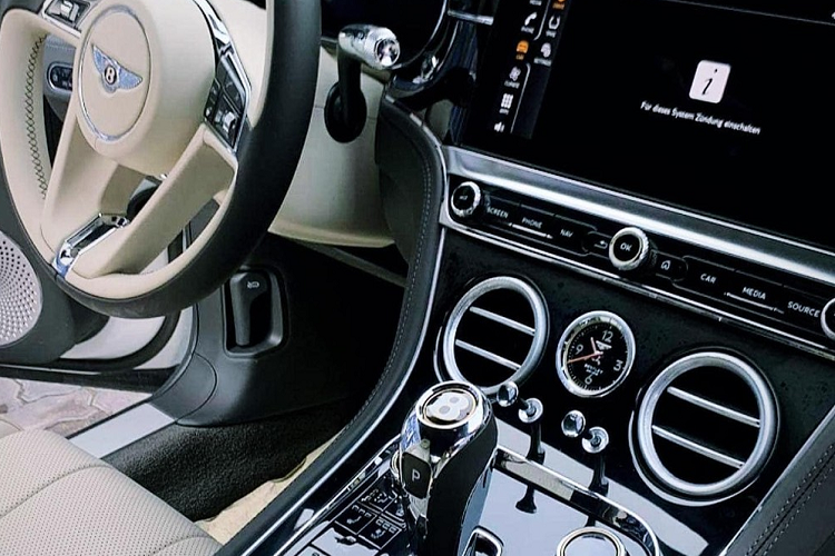 Màn hình giải trí của Bentley Continental GT V8 có 3 cách thể hiện khác nhau