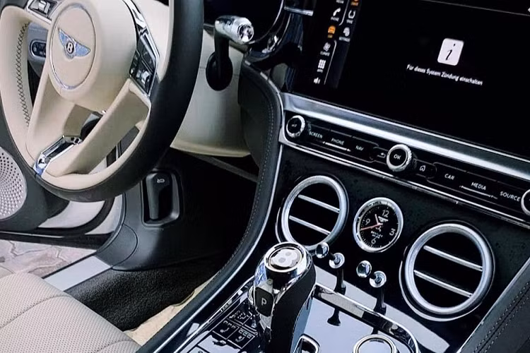 Màn hình giải trí của Bentley Continental GT V8 có 3 cách thể hiện khác nhau