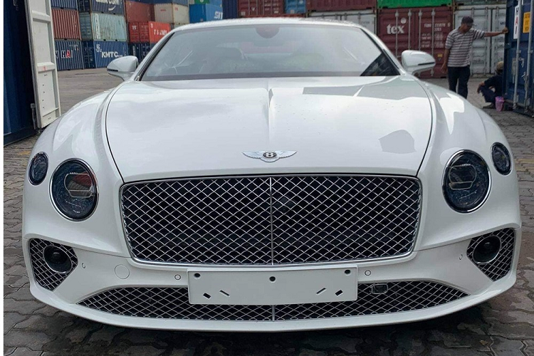 Không rõ chiếc Bentley Continental GT V8 đời mới này định cư ở Thái Nguyên hay chỉ được mang về đây chơi trong những ngày Tết đến Xuân về. Hình ảnh chụp lại còn cho thấy, người đi trên chiếc Bentley Continental GT V8 đắt tiền này còn dừng bên đường nhằm mua bánh khoai trong chiều mùng 1 Tết để thưởng thức.