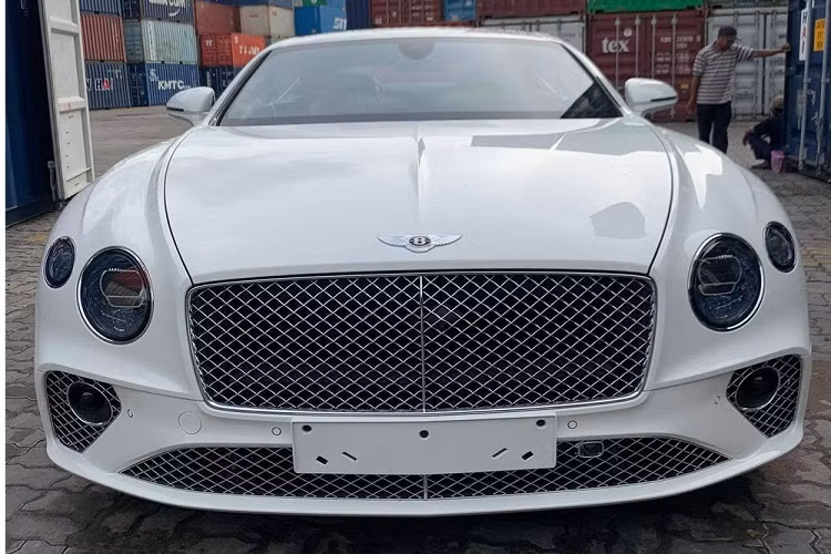 Không rõ chiếc Bentley Continental GT V8 đời mới này định cư ở Thái Nguyên hay chỉ được mang về đây chơi trong những ngày Tết đến Xuân về. Hình ảnh chụp lại còn cho thấy, người đi trên chiếc Bentley Continental GT V8 đắt tiền này còn dừng bên đường nhằm mua bánh khoai trong chiều mùng 1 Tết để thưởng thức.