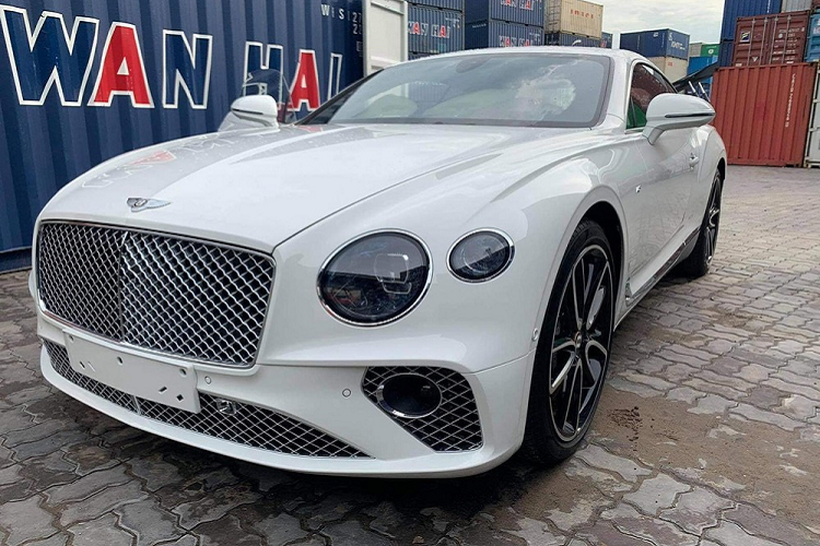 Logo Bentley trên bậc cửa phát sáng cùng 2 số năm là 1919 và 2019 thể hiện xe thuộc bản 100 năm