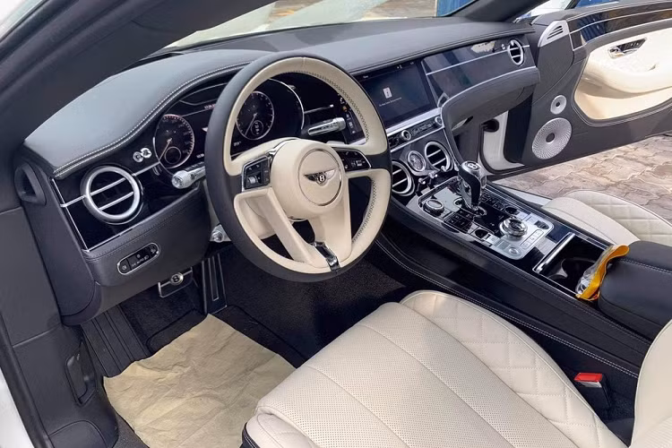 So với Bentley Continental GT W12, các thông số trên Bentley Continental GT V8 rõ ràng kém 84 mã lực ở công suất và 130 Nm.