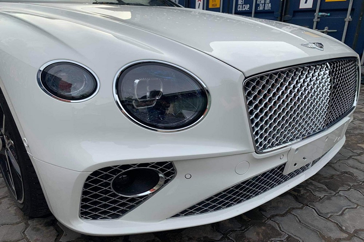 Sự khác biệt của chiếc Coupe siêu sang Bentley Continental GT V8 2020 so với bản Bentley Continental GT W12 2020 nằm ở logo V8 bên hông xe và quan trọng hơn là Bentley Continental GT V8 thế hệ thứ 3 sở hữu ống xả kép rất cá tính và thể thao so với ống xả Oval của Bentley Continental GT W12 2020.