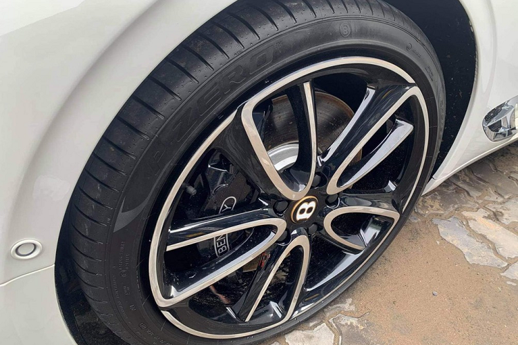 Xe sở hữu mâm 5 chấu kép sơn 2 tông màu tương phản là viền logo chữ B là màu vàng thể hiện xe thuộc phiên bản 100 năm kỷ niệm sinh nhật hãng Bentley vào năm ngoái. Động cơ của Bentley Continental GT V8 thế hệ mới là trái tim V8, dung tích 4.0L lít, 32 van, được tích hợp bộ tăng áp turbo kép, sản sinh ra công suất tối đa 542 mã lực tại vòng tua máy 6.000 vòng/phút và mô-men xoắn cực đại 770 Nm tại dải vòng tua máy 2.000 đến 4.000 vòng/phút.