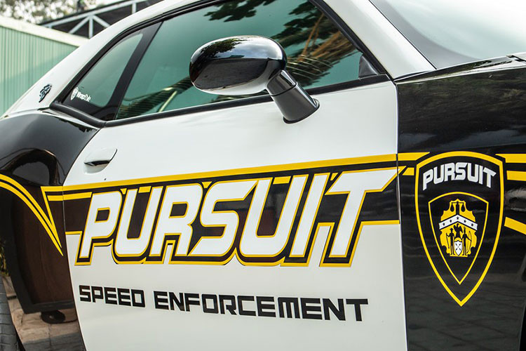 Cụ thể, chiếc Challenger SRT-8 Hellcat tại Sài Gòn này đã được dán lại "bộ áo" đen trắng phong cách cảnh sát Mỹ và gắn thêm cản va phía trước giúp chiếc xe trở nên hầm hố và cá tính hơn.