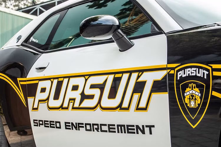 Cụ thể, chiếc Challenger SRT-8 Hellcat tại Sài Gòn này đã được dán lại "bộ áo" đen trắng phong cách cảnh sát Mỹ và gắn thêm cản va phía trước giúp chiếc xe trở nên hầm hố và cá tính hơn.