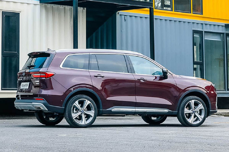 Được định vị giữa phân khúc SUV cỡ trung và cỡ lớn, mẫu xe SUV cỡ lớn Ford Equator 2021 sở hữu chiều dài 4.905 mm, rộng 1.930 mm, cao 1.755 mm và chiều dài cơ sở 2.865 mm. So với người anh em Ford Everest, mẫu SUV này lớn hơn một chút. Tuy nhiên, Ford Equator 2021 lại nhỏ hơn đàn anh Explorer.