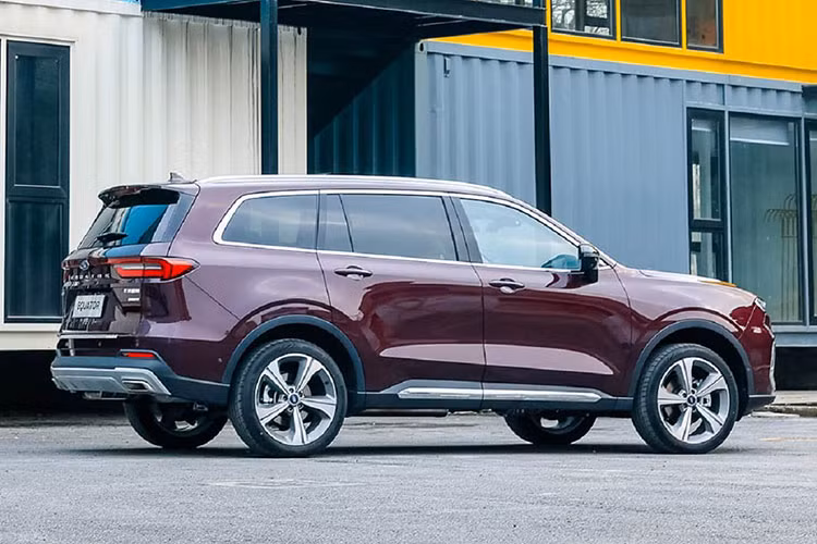 Được định vị giữa phân khúc SUV cỡ trung và cỡ lớn, mẫu xe SUV cỡ lớn Ford Equator 2021 sở hữu chiều dài 4.905 mm, rộng 1.930 mm, cao 1.755 mm và chiều dài cơ sở 2.865 mm. So với người anh em Ford Everest, mẫu SUV này lớn hơn một chút. Tuy nhiên, Ford Equator 2021 lại nhỏ hơn đàn anh Explorer.