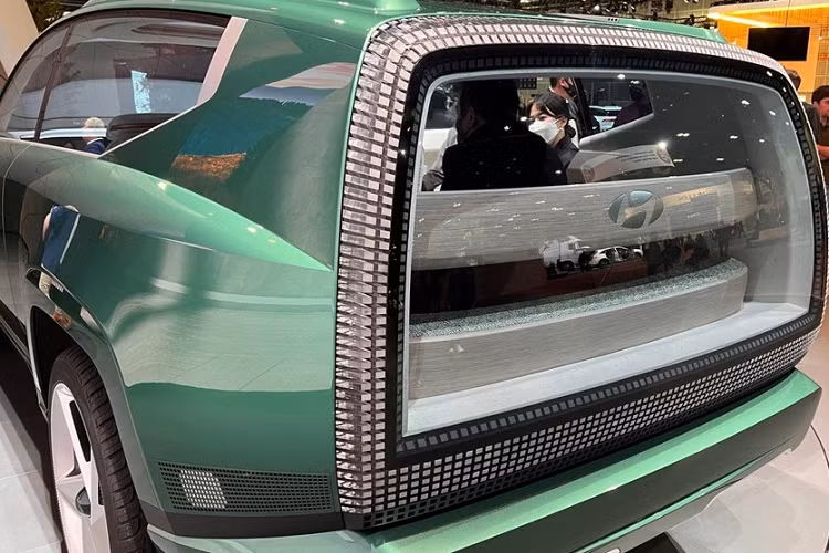 Bên ngoài, Hyundai SEVEN Concept được thiết kế tập trung vào tính khí động lực học, tạo sự khác biệt với SUV truyền thống. Mẫu xe concept này được trang bị thiết kế 2 khoang quen thuộc nhưng đi kèm phần nóc mượt mà.