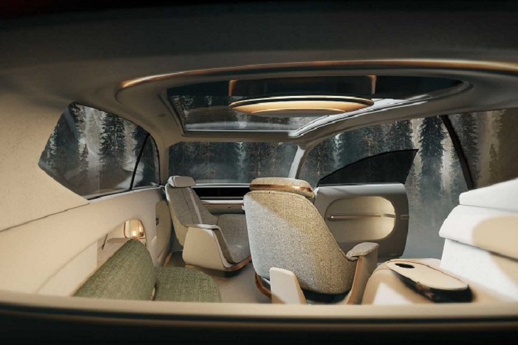 Chưa hết, xe còn có ngăn đặc biệt mang tên “Universal Island”, được thiết kế dành cho những thiết bị gia dụng như tủ lạnh nhỏ và tủ đánh giày. Trong khi đó, trên nóc có màn hình OLED toàn cảnh, hiển thị các hình ảnh và có thể thay đổi môi trường bên trong xe.