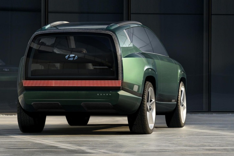 Không chỉ tạo không khí như trong nhà, nội thất của Hyundai SEVEN Concept còn được áp dụng những chất liệu thân thiện với môi trường như thạch cao khoáng chất, gỗ tre và nhựa sinh học. Trong khi đó, những chi tiết còn lại trong xe đều được làm từ vật liệu tái chế hoặc có thể phục hồi.