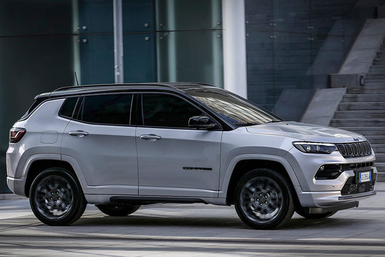 Không chỉ có trang bị cao cấp hơn, nội thất của Jeep Compass Latitude LUX cũng được nâng cấp với hàng ghế trước và vô lăng bọc da tích hợp tính năng sưởi. Các trang bị khác trên xe có thể kể đến ghế lái có khả năng chỉnh điện, gương chiếu hậu chống chói, đồng hồ tích hợp màn hình kỹ thuật số 7 inch và màn hình giải trí 10.1 inch.