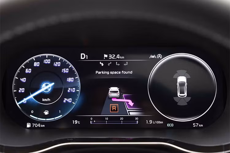 Ở 2 phiên bản Sportswagon và ProCeed, mẫu xe cỡ C này sẽ có cơ chế gập ghế 1 chạm, cửa cốp chỉnh điện cũng như tính năng sưởi ấm/làm mát cho ghế trước/sau. Đó là chưa kể đến 9 chất liệu nội thất khác nhau để khách hàng thoải mái lựa chọn.