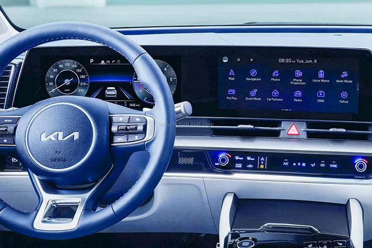 Đằng sau vô lăng của mẫu xe gia đình này xuất hiện bảng đồng hồ kỹ thuật số với màn hình 12,3 inch. Người dùng có thể chọn 1 trong 4 giao diện khác nhau của bảng đồng hồ.