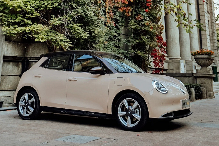 Theo kế hoạch, vào ngày 29/10 tới đây, hãng Great Wall của Trung Quốc sẽ chính thức giới thiệu mẫu ôtô Great Ora Good Cat 2021 mới tại thị trường Thái Lan. Trước thời điểm đó, hãng Great Wall đã mở cọc dành cho mẫu xe này. Theo trang tin CNEVPost, chỉ sau 48 tiếng đồng hồ, đã có hơn 6.000 người Thái Lan đặt mua mẫu ôtô Trung Quốc này.