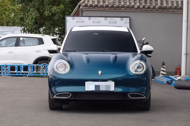 Phần đầu xe của Great Wall Ora Good Cat có khá nhiều điểm tương đồng với Porsche Macan, Mini và Volkswagen Beetle. Tiếp đến là dải đèn hậu tích hợp vào kính cửa sau khá lạ mắt, đèn phản quang thanh mảnh nằm ngang ở cản sau và vành có đường kính 17 inch hoặc 18 inch.