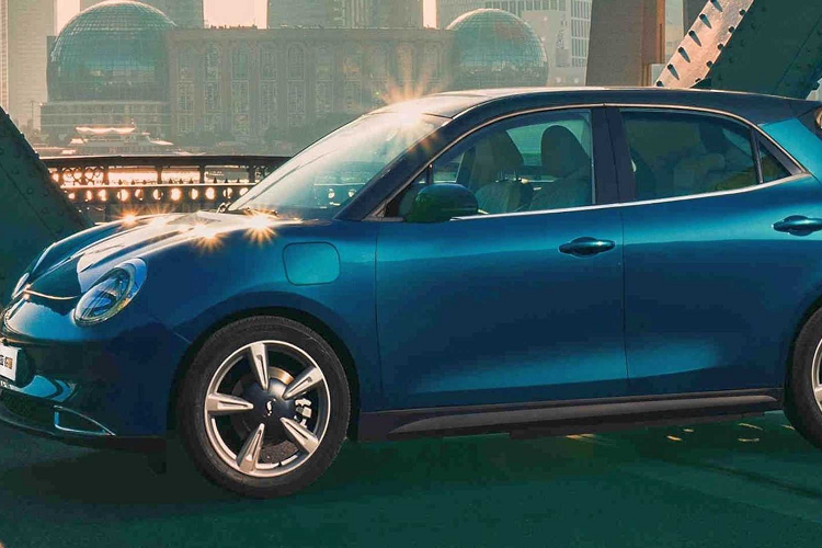 Thời gian sạc pin bằng sạc tiêu chuẩn của xe là 8 tiếng đồng hồ. Nếu người dùng sử dụng sạc nhanh thì chỉ có thể tăng dung lượng pin từ 30 - 80% trong thời gian chỉ 30 phút.