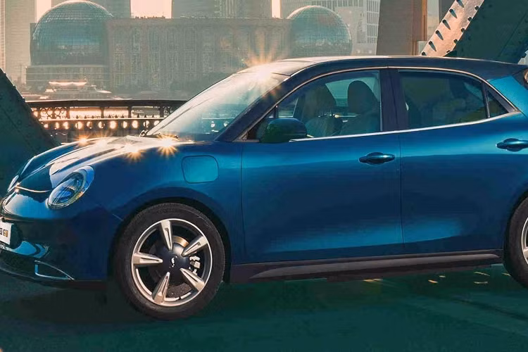 Thời gian sạc pin bằng sạc tiêu chuẩn của xe là 8 tiếng đồng hồ. Nếu người dùng sử dụng sạc nhanh thì chỉ có thể tăng dung lượng pin từ 30 - 80% trong thời gian chỉ 30 phút.