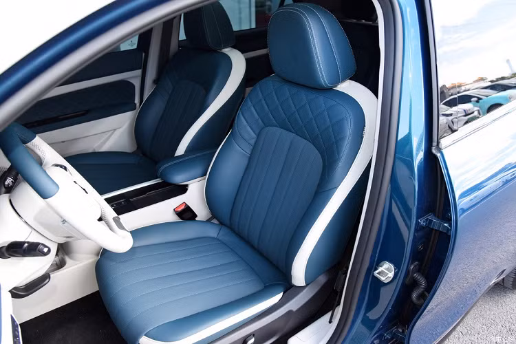 Bên trong mẫu ô tô điện Trung Quốc này có ghế và mặt táp-lô bọc giả da, 2 màn hình 10 inch nối liền với nhau tạo thành một khối như xe sang, nút chỉnh điều hòa, núm xoay chọn chế độ lái ốp bằng kim loại cũng như cửa sổ trời toàn cảnh Panorama.