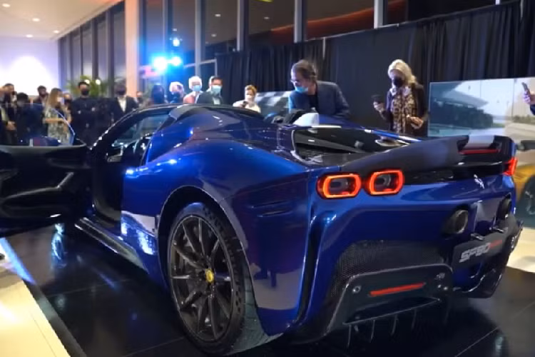 Ferrari khẳng định rằng siêu xe mui trần SF90 Spider cũng nhanh như SF90 Stradale khi chỉ mất thời gian 2,5 giây để tăng tốc từ vị trí xuất phát lên 100 km/h, và chỉ 7 giây để đua nước rút từ 0-200 km/h, trong khi tốc độ tối đa là 340 km/h.