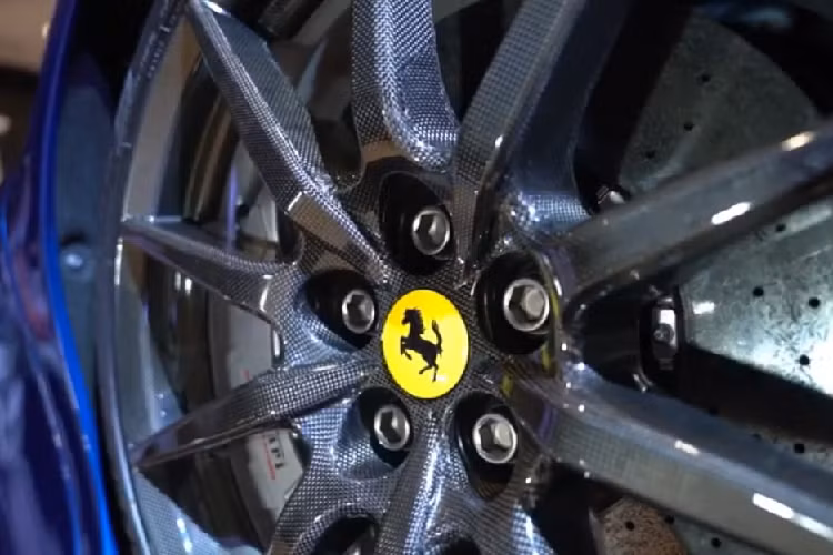 Hãng siêu xe Ferrari nói rằng họ đã dịch chuyển khoang lái tiến lên phía trước một chút so với Stradale, nóc xe cũng được hạ thấp 20 mm, và tạo cột A mỏng hơn cộng thêm khiến kính chắn gió thêm dốc hơn.