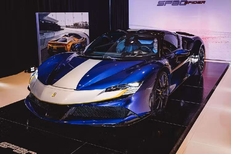Các đại lý Ferrari trên thế giới đang tranh thủ giới thiệu đến khách hàng "ruột" của mình siêu xe hoàn toàn mới mang tên gọi Ferrari SF90 Spider mới và không quên tiết lộ đây sẽ là 1 trong những mẫu siêu xe mui trần "hot" nhất trong năm 2021 này.